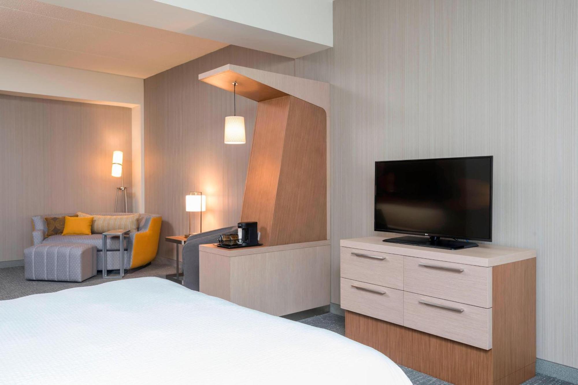 Courtyard By Marriott Mt. Pleasant At Central Michigan University Mount Pleasant Exterior foto