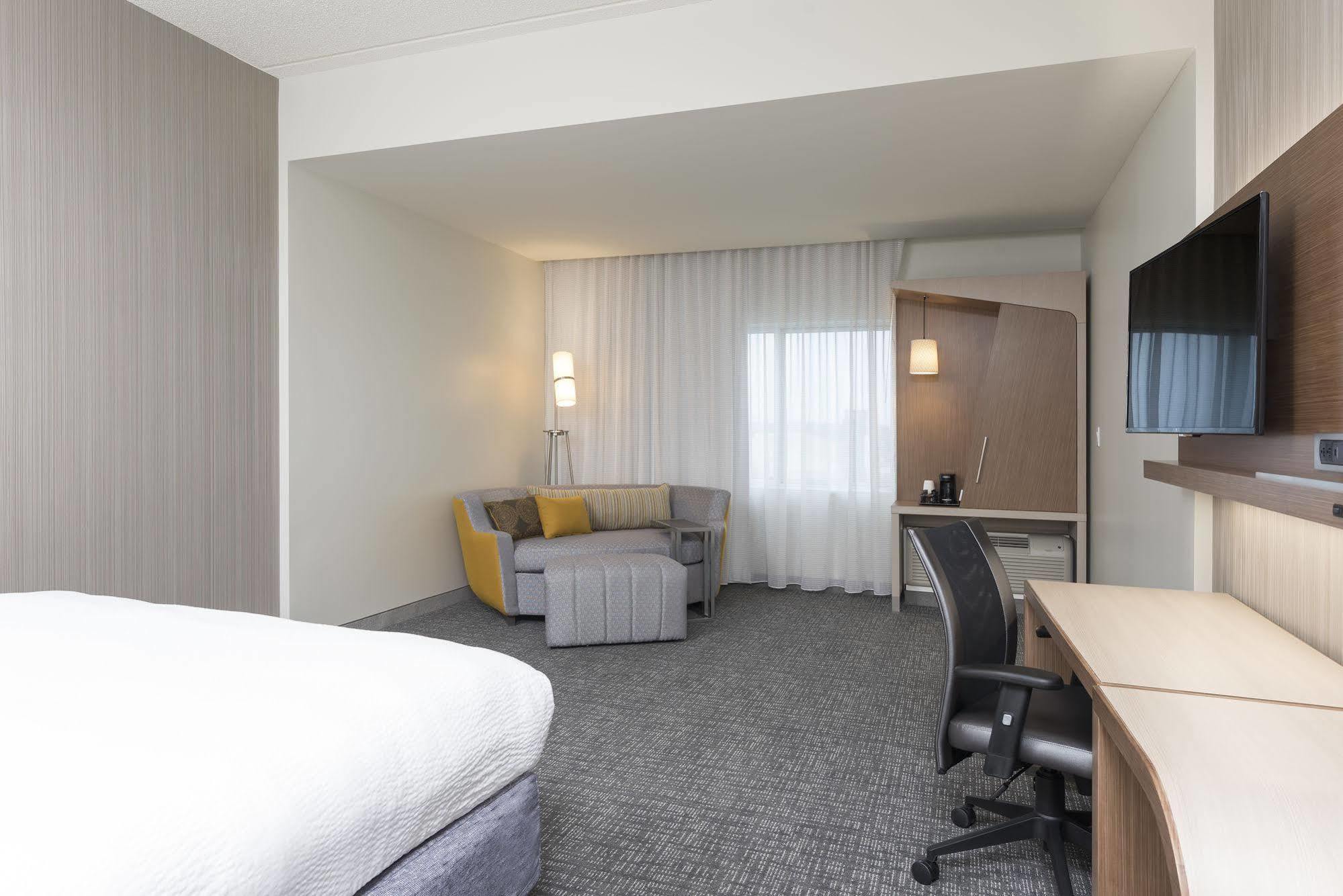 Courtyard By Marriott Mt. Pleasant At Central Michigan University Mount Pleasant Exterior foto
